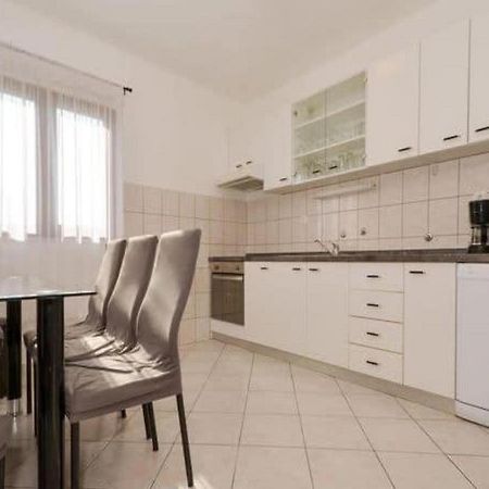 Apartment With Heated Pool And Sea View Trogir Kültér fotó