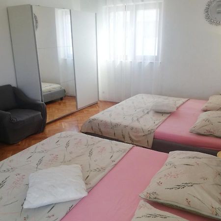 Apartment With Heated Pool And Sea View Trogir Kültér fotó
