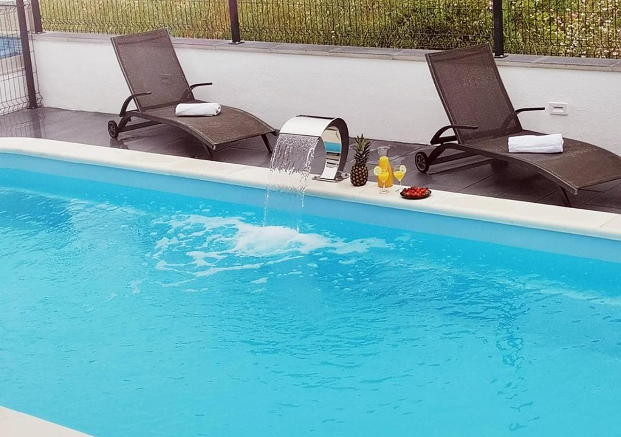 Apartment With Heated Pool And Sea View Trogir Kültér fotó
