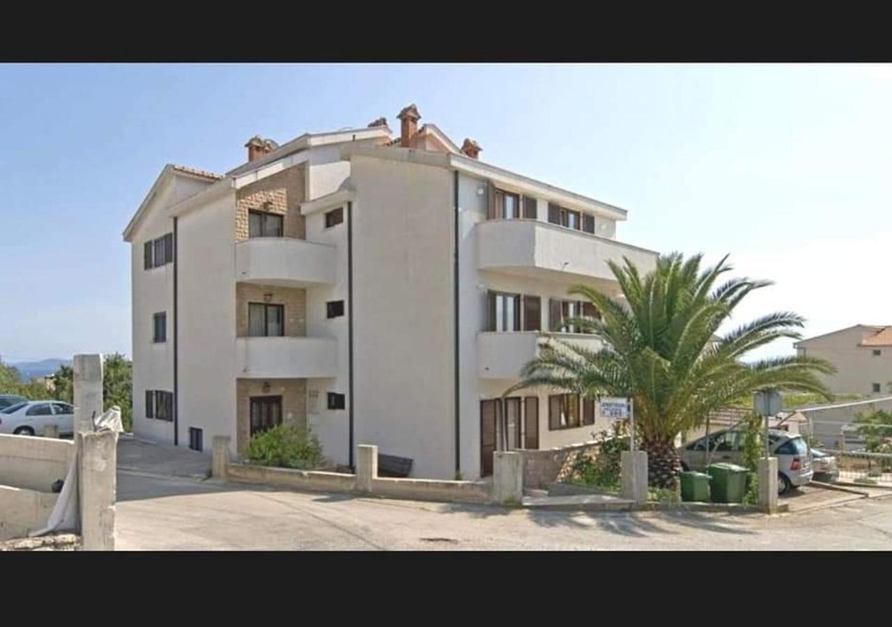 Apartment With Heated Pool And Sea View Trogir Kültér fotó