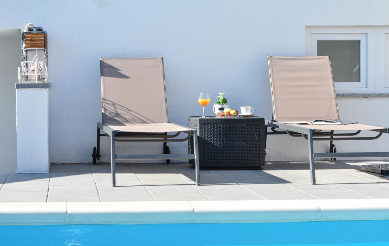 Apartment With Heated Pool And Sea View Trogir Kültér fotó