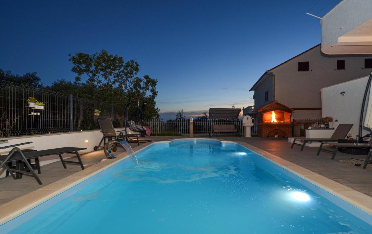 Apartment With Heated Pool And Sea View Trogir Kültér fotó