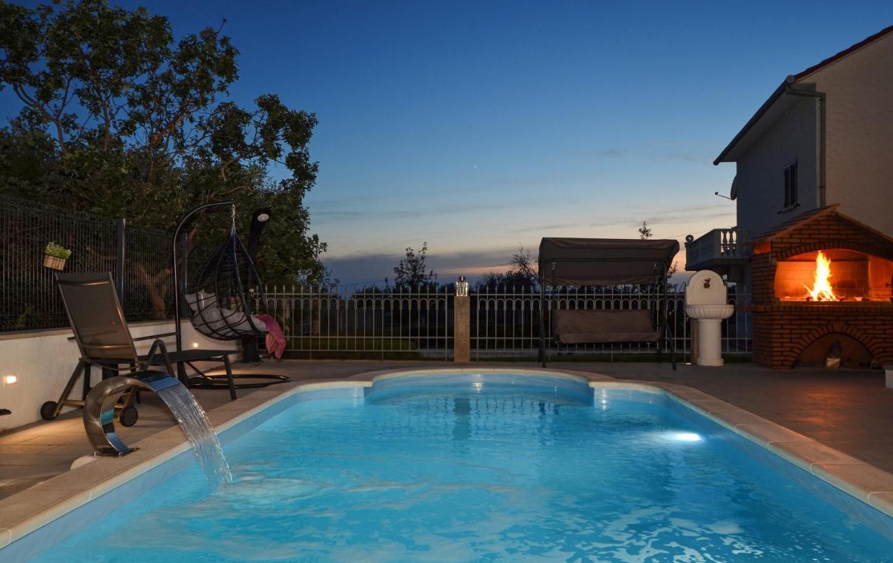 Apartment With Heated Pool And Sea View Trogir Kültér fotó