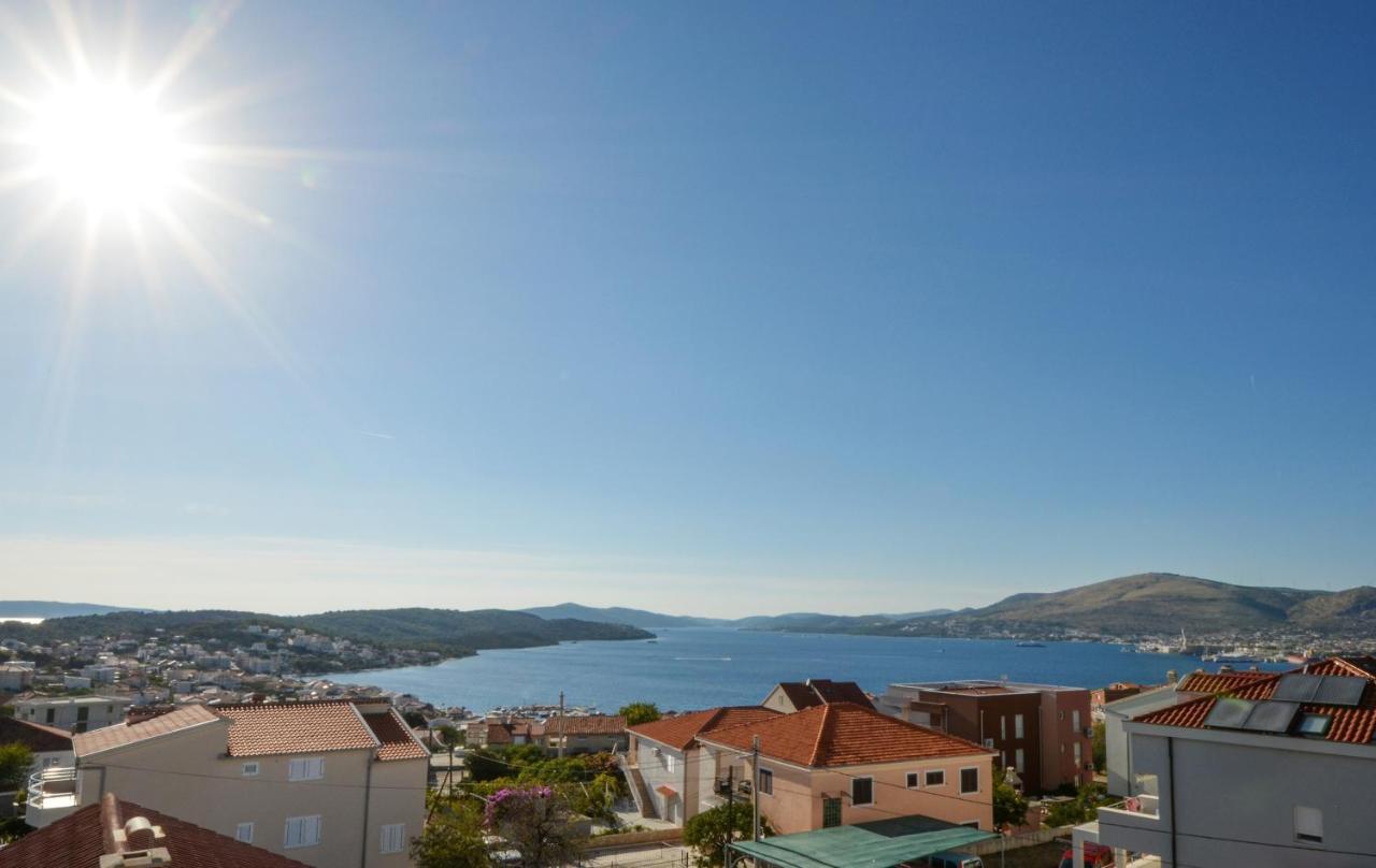 Apartment With Heated Pool And Sea View Trogir Kültér fotó