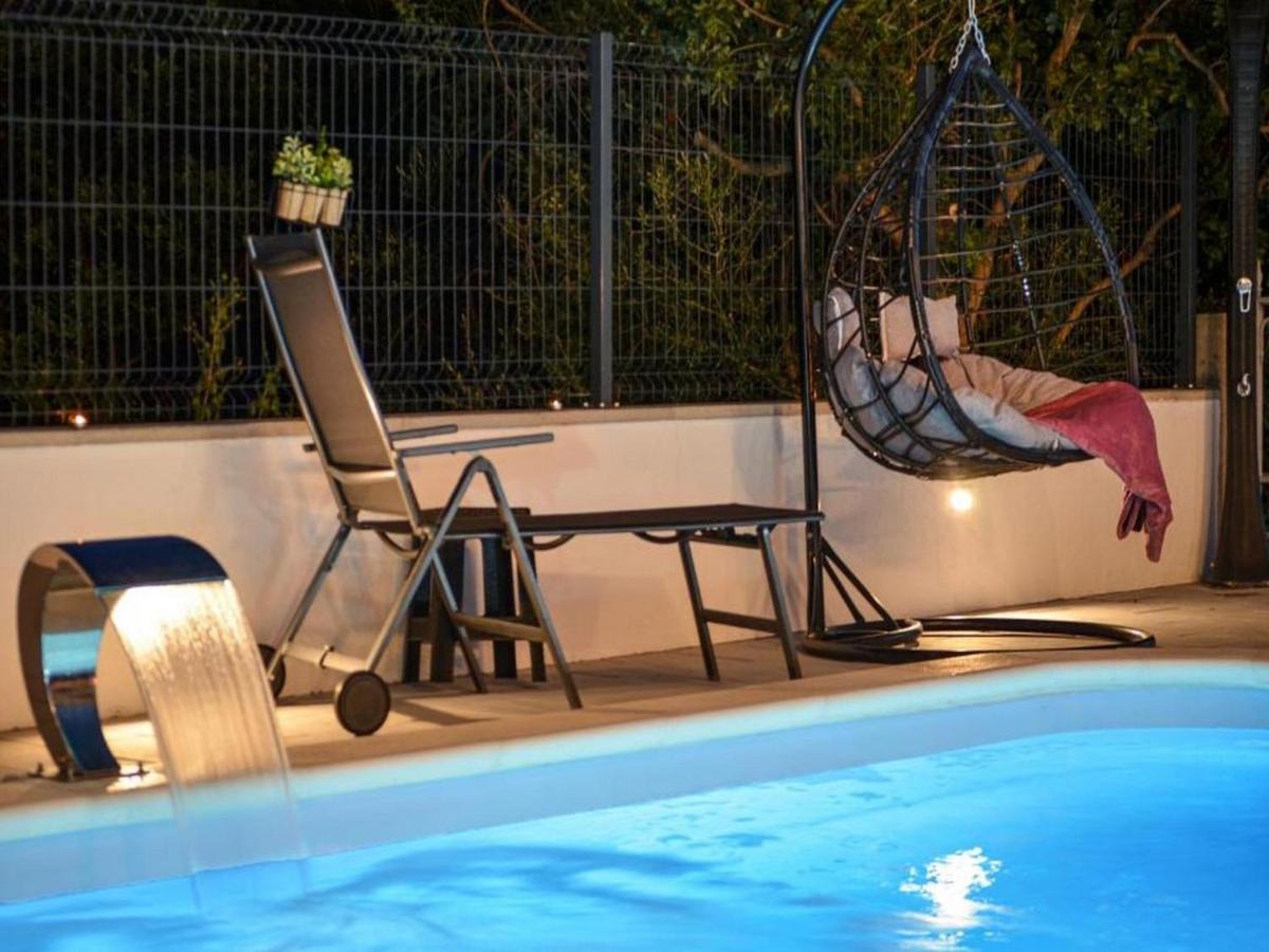 Apartment With Heated Pool And Sea View Trogir Kültér fotó