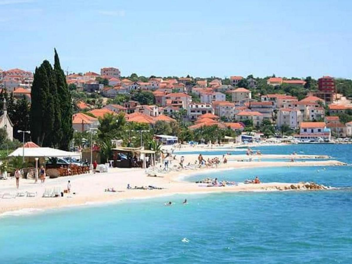 Apartment With Heated Pool And Sea View Trogir Kültér fotó