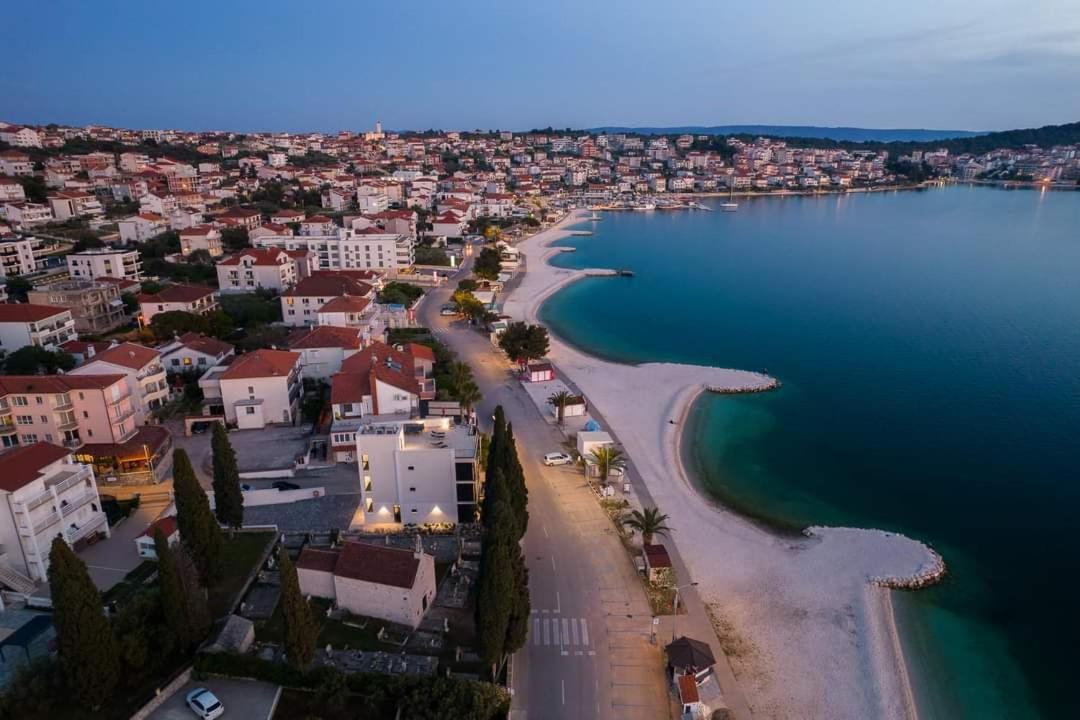 Apartment With Heated Pool And Sea View Trogir Kültér fotó