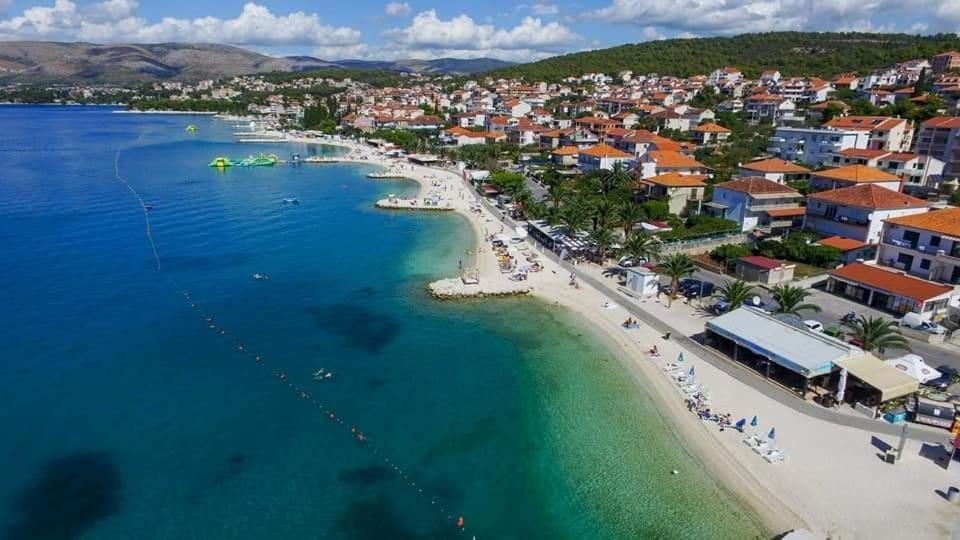 Apartment With Heated Pool And Sea View Trogir Kültér fotó