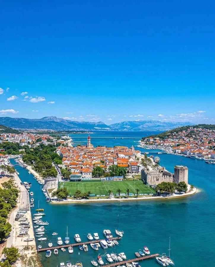 Apartment With Heated Pool And Sea View Trogir Kültér fotó