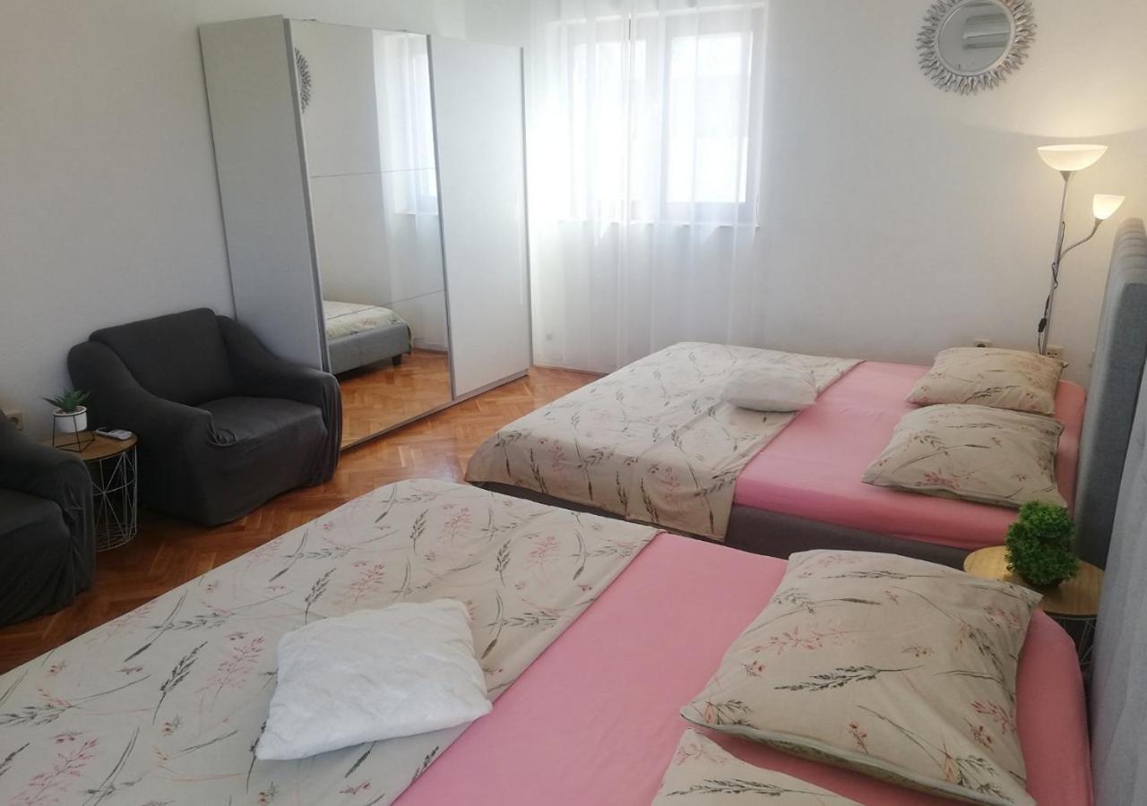 Apartment With Heated Pool And Sea View Trogir Kültér fotó