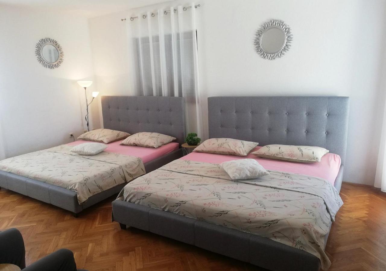 Apartment With Heated Pool And Sea View Trogir Kültér fotó